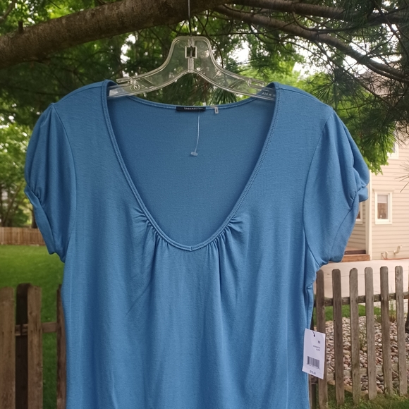 TAHARI SHORT SLEEVE BLUE VNECK TOP NWT SIZE MEDIUM - Picture 13 of 14